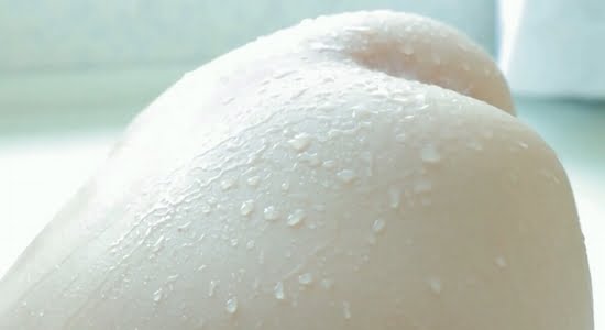 高山恵美 真っ白なお尻がシャワーの水を弾きます